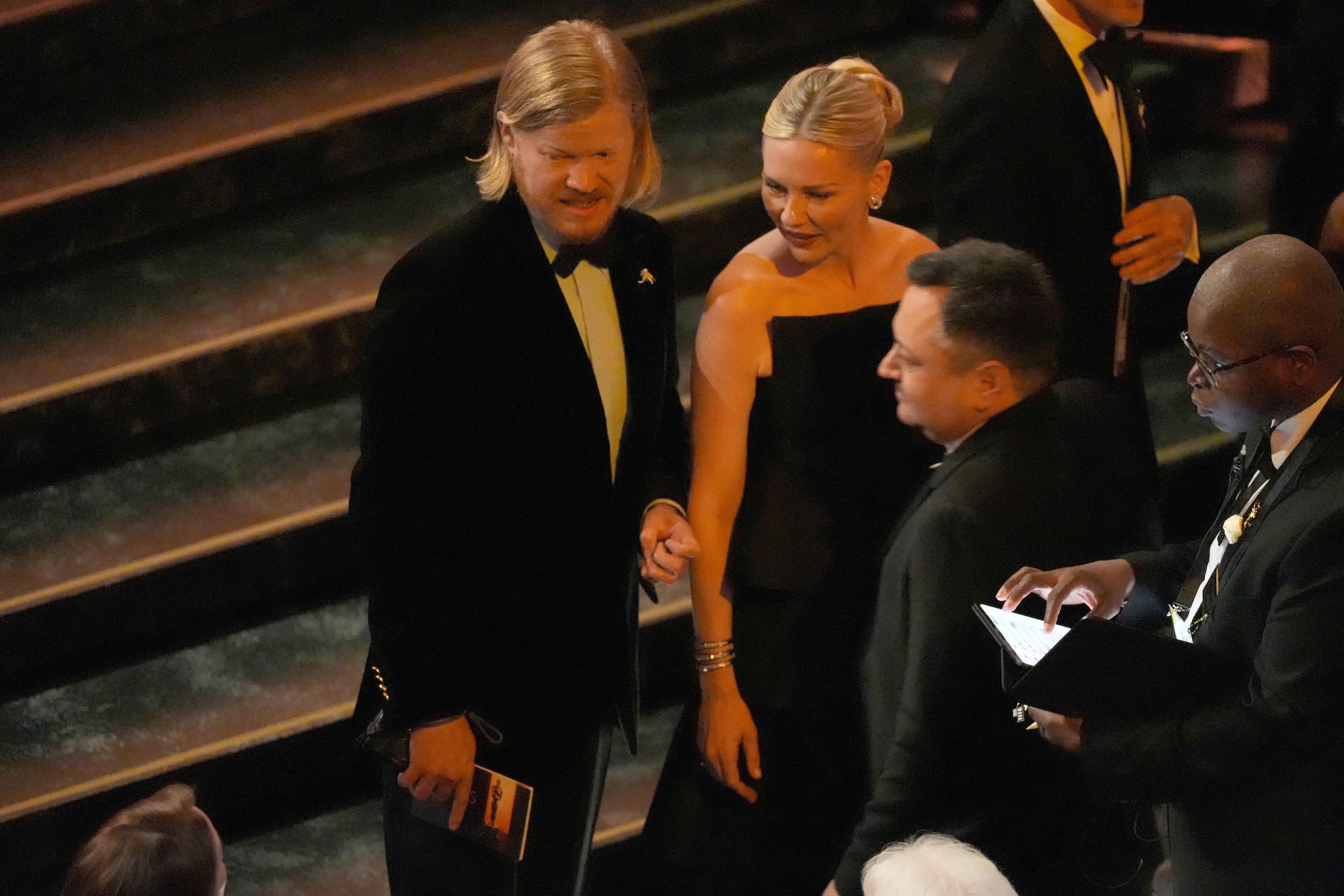 Jesse Plemons y Kirsten Dunst juntos en la previa a la ceremonia viendo dónde están sus asientos
