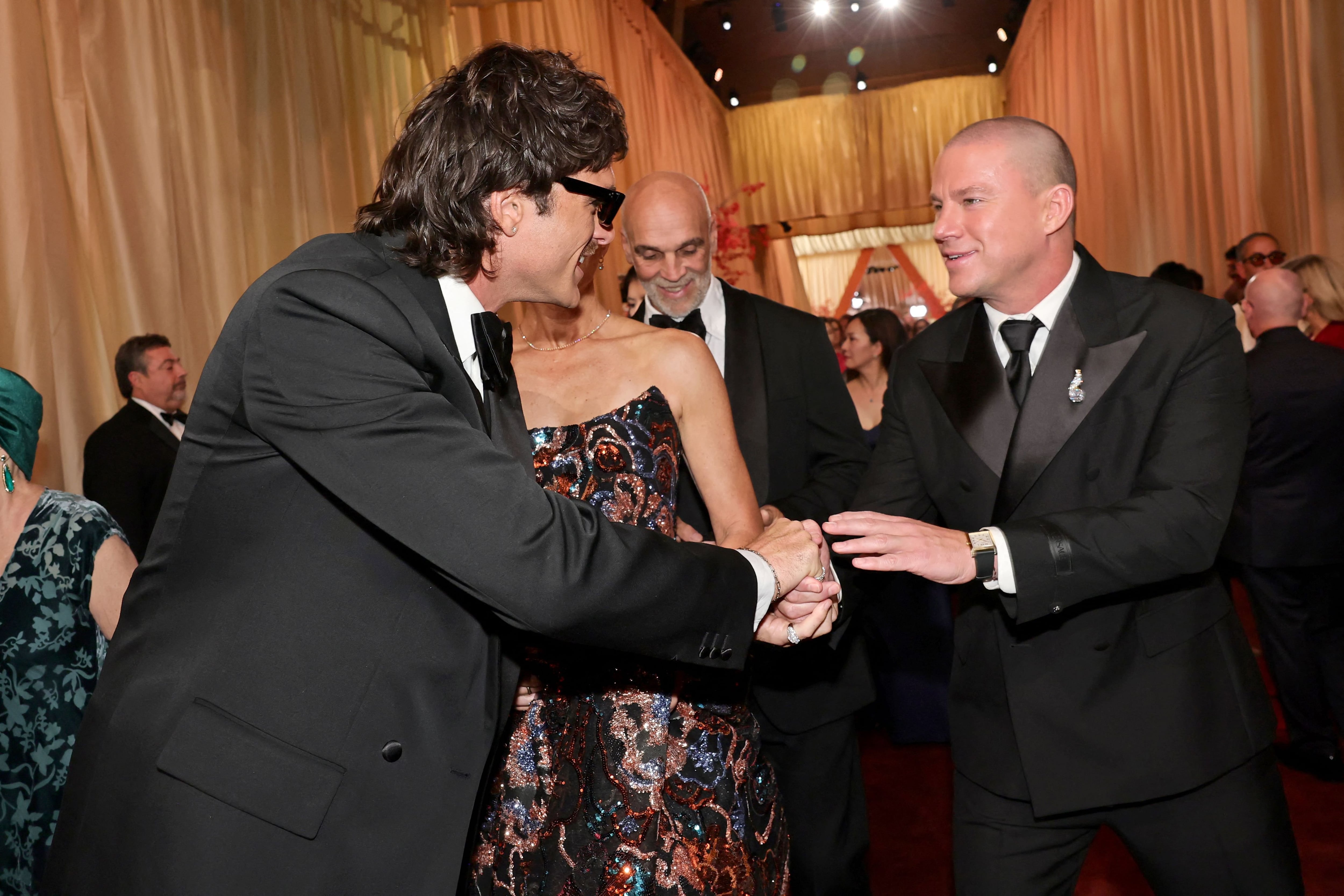 Jacob Elordi y Channing Tatum protagonizaron un afectuoso saludo cuando se encontraron en la sala e intercambiaron algunas palabras en una escena que reflejó el buen clima que reinó entre varios de los presentes antes del comienzo de la ceremonia