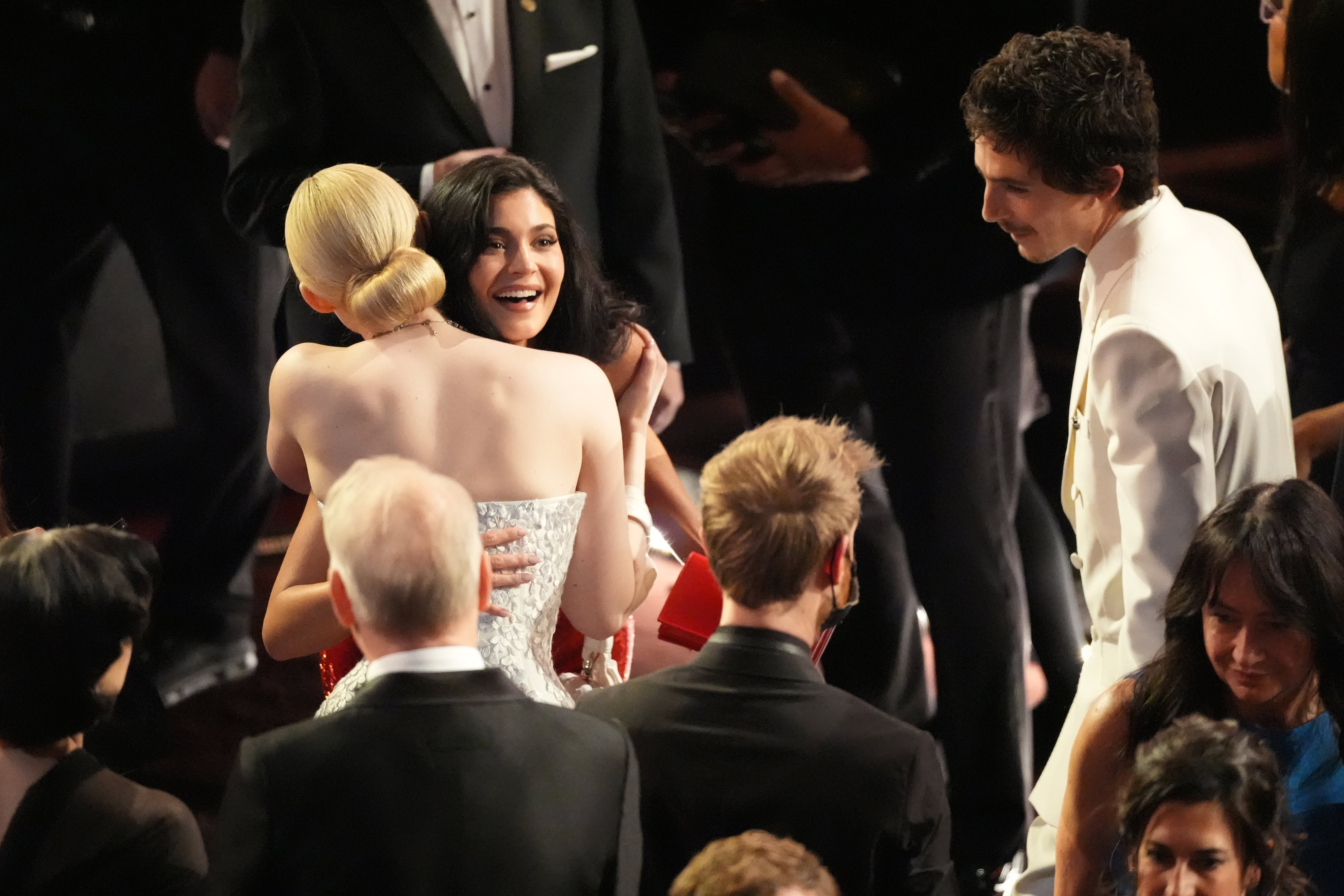Buena onda. Elle Fanning abraza a Kylie Jenner y Timothée Chalamet en el Dolby Theatre en Los Ángeles