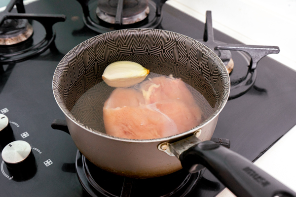 pollo cociend para hacer chimichanga