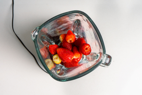 haciendo mousse de fresas