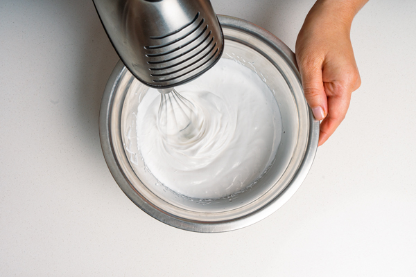 montando nata para hacer mousse de platano