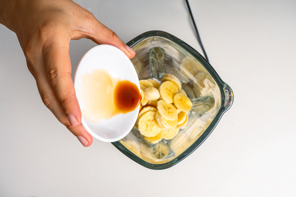 triturando platano para mousse de platano
