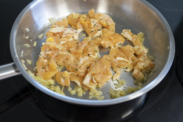 haciendo salsa de macarrones con pollo