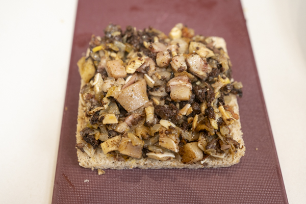 montando sandwich de ropa vieja