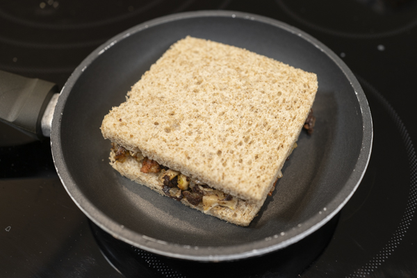 tostando sandwich de ropa vieja