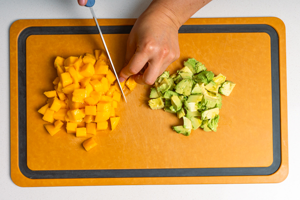 aguacate y mango picados