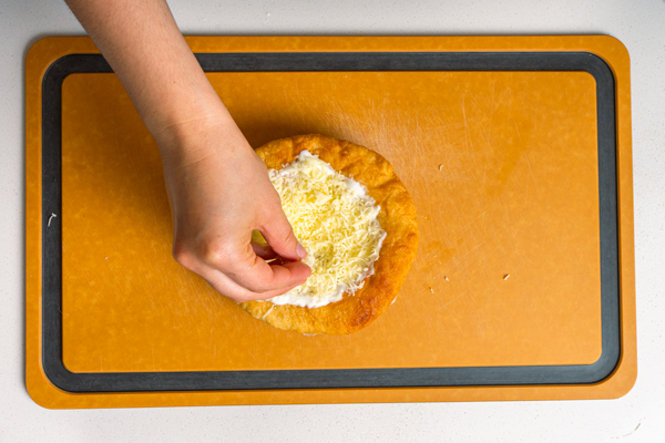 langos con queso