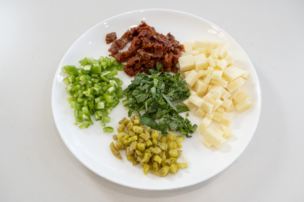 ingredientes picados para ensalada de garbanzos pedrosillanos