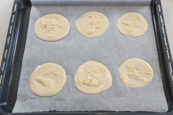 tejas de almendra en bandeja de horno