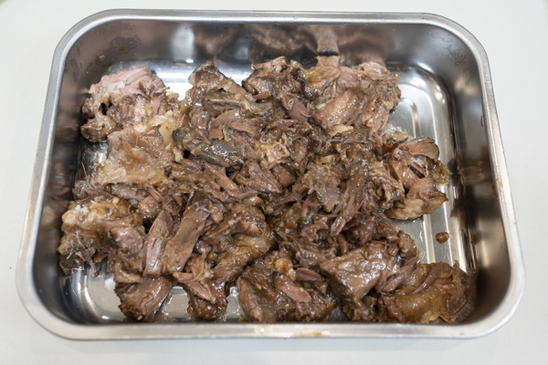 carne de rabo de toro desmigada