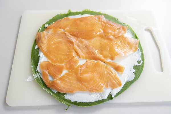 rellenando de salmon y queso los crepes de espinacas