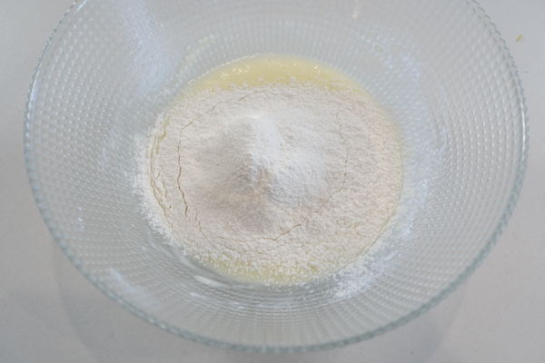 haciendo masa de tejas de almendra
