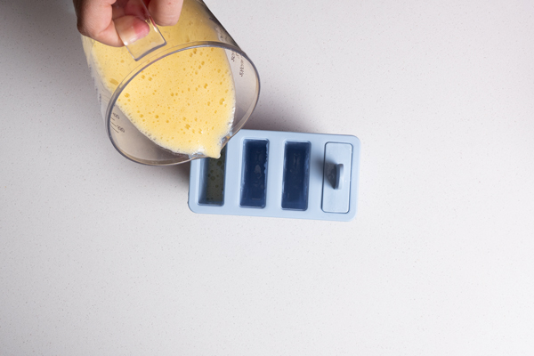 Como preparar Polo de piña colada | Recetas de cocina fáciles paso a paso | Recetas del Señor Señor rellenando moldes de polos