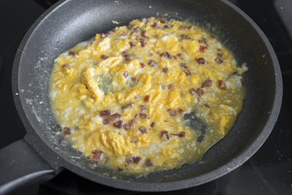 hacer huevos revueltos con salchichon