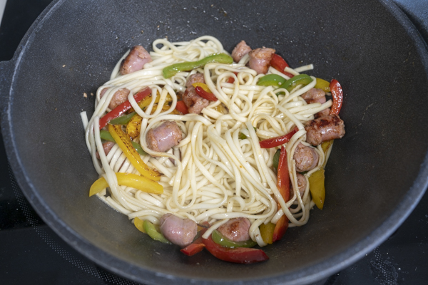 receta de tallarines chinos con salchichas frescas