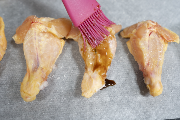 untar alitas de pollo a la soja y miel | Recetas de cocina fáciles paso a paso | Recetas del Señor Señor untando alitas