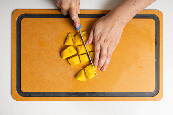 cortando mango