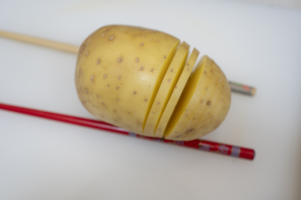 hacer patatas hasselback | Recetas de cocina fáciles paso a paso | Recetas del Señor Señor corte de patata hasselback
